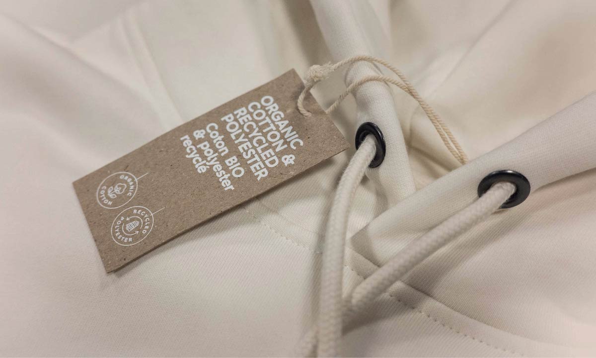Nærbillede af hoodie i økologisk bomuld