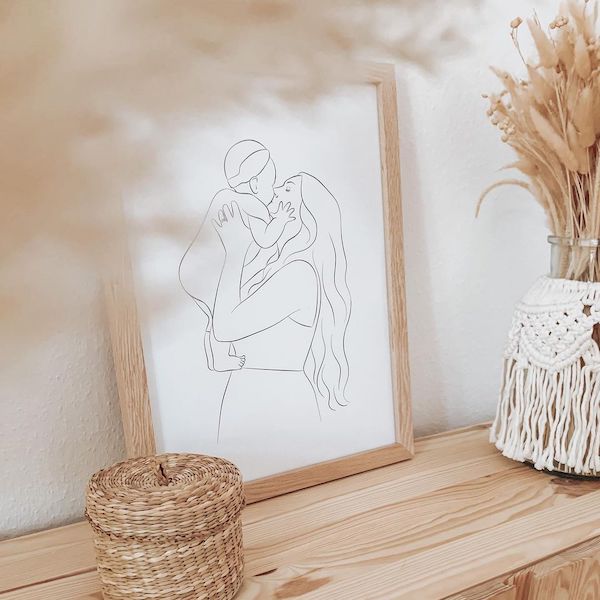Line Art tegning af en mor med barn, delt af influenceren @mamimitstil