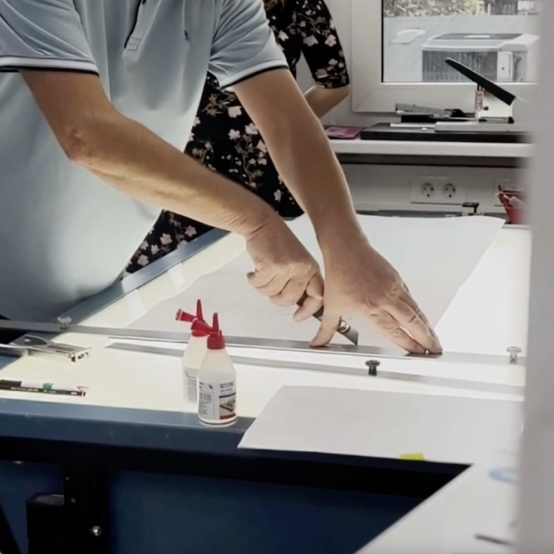 GIF-animation af personligt hoodie-broderi på SWF-broderimaskine