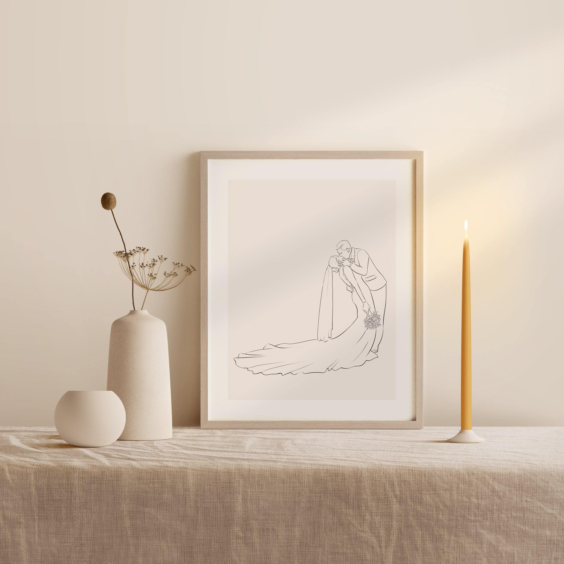 Bryllupsfoto af et kyssende par taget i profil og illustreret i Line Art