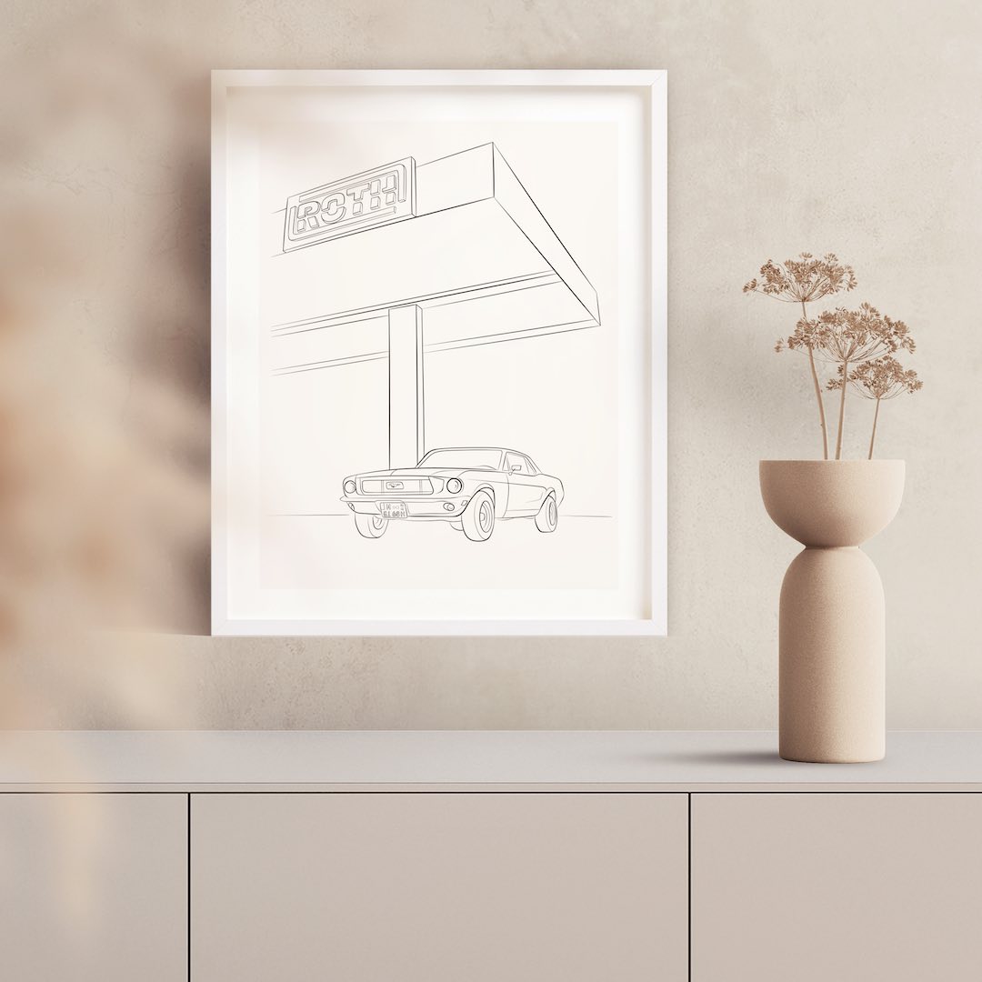 Line Art tegning af en Ford Mustang i en hvid ramme på væggen over en kommode