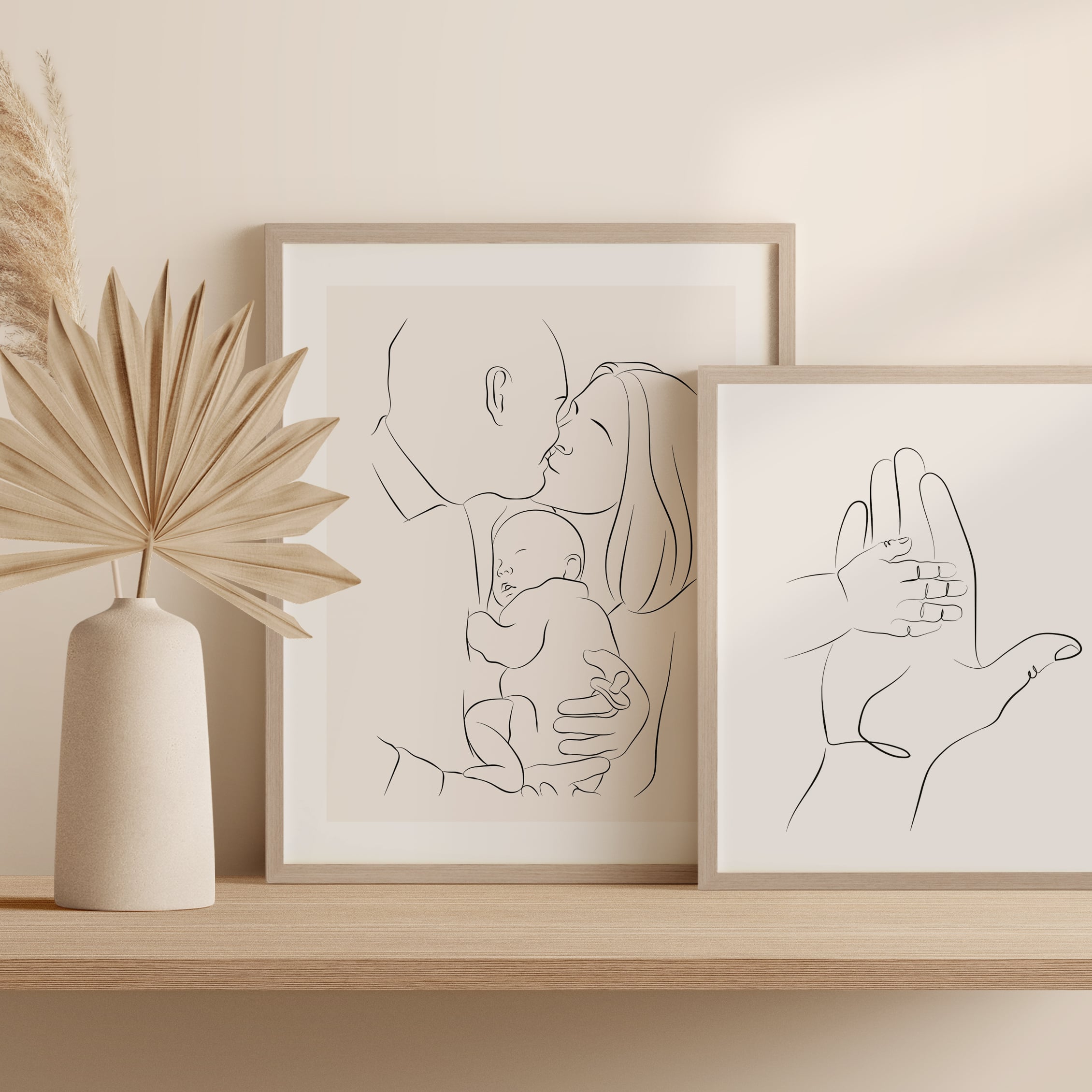 En kombination af to Line Art-tegninger, et par med baby og en lille hånd, der rører en stor hånd